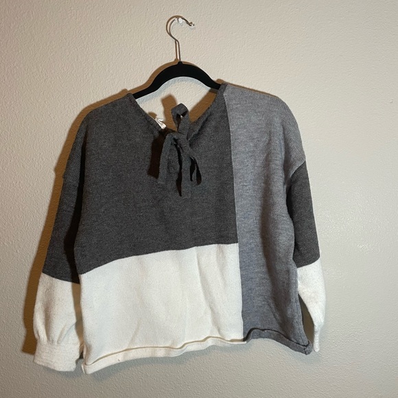 Maurice’s, gray/white color block sweater, tie back, cropped, size L - Picture 2 of 8